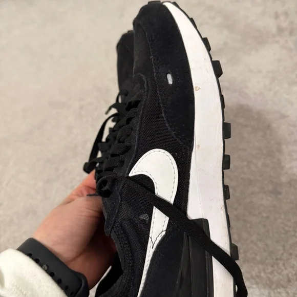 Nike - Picture 2 of 5